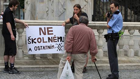 Demonstrace proti kolnému na brnnském námstí Svobody (15.6.2010)