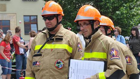 Krajská sout hasi ve vyproování zranných z havarovaných vozidel na nám.TGM v Boskovicích (15.6.2010)