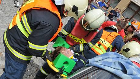 Krajská sout hasi ve vyproování zranných z havarovaných vozidel na nám.TGM v Boskovicích (15.6.2010)