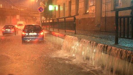 Centrum Brna ochromila silná boue, voda zaplavila ulici Kolit (12. erven 2010)