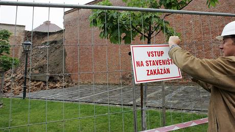 Ze pilberku rozloil dé, hradba spadla ped akcí festivalu Divadelní svt na hrad (16. erven 2010)