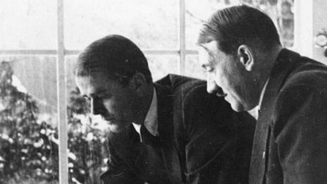 Adolf Hitler (vpravo) a Albert Speer nad plány