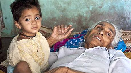 Indka Rajo Devi Lohanová (72 let) se svou osmnáctimsíní dcerou Naveen