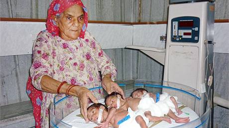 Indka Bhateri Deviová (66 let) se nedávno stala nejstarí matkou trojat na...