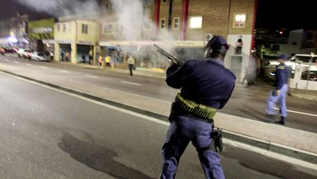 BUM. Policie zasahuje proti protestujícím pracovníkm ochranky za pomoci gumových projektil a slzného plynu