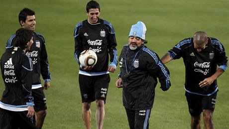Argentinský trenér Diego Maradona (druhý z prava) a jeho svenci bhem tréninku v Pretorii.