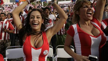 Paraguayské fanynky sledují v centru Asuncionu souboj s Itálií.