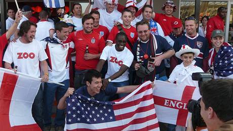Amerití a anglití fanouci pozují spolen ped vzájemným zápasem na mistrovství svta.
