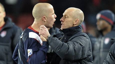 EMOCE V RODIN. Kou americké reprezentace Bob Bradley se snaí uklidnit syna Michaela. 