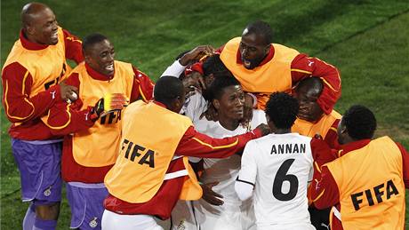 GÓL. Fotbalisté Ghany oslavují stelce Asamoaha Gyana (uprosted), který vstelil gól.