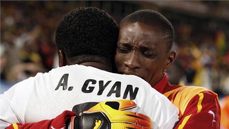 GHANSKÁ RADOST. Asamoah Gyan (zády) se raduje se svým spoluhráem z gólu, který vstelil.