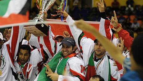 Hokejisté Spojených arabských emirát se radují z prvenství v prvním roníku Gulf Cupu.