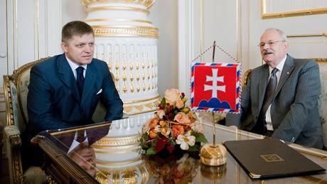 Slovenský prezident Ivan Gaparovi (vpravo) povil dosavadního premiéra Roberta Fica sestavením vlády (14. ervna 2010)