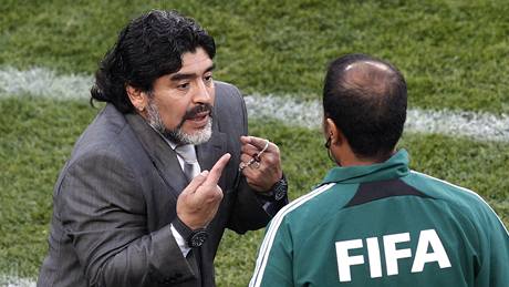 rgentinský kou Diego Maradona debatuje se tvrtým rozhodím