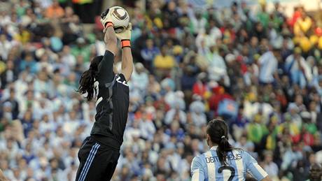 Argentinský branká Sergio Romero (uprosted) polapil mí v duelu s Nigérií