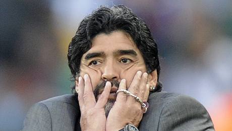 PLATINI, PROMI. Maradona se prezidentovi UEFA omluvil za své nedávné výroky.