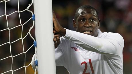 Anglický útočník Emile Heskey Anglický útočník Emile Heskey