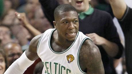 Nate Robinson z Bostonu Celtics slaví trefu v duelu s LA Lakers