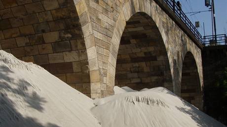 Negrelliho viadukt zasypaný pískem. I tak to vypadalo, kdy se na tvanici stavly kurty pro turnaj Svtového okruhu