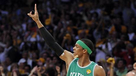 Rajon Rondo z Bostonu Celtics si ádá mí v sedmém finále NBA proti LA Lakers