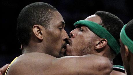 TAK TOMU SE ÍKÁ OSOBNÍ OBRANA! Ron Artest z LA Lakers (vlevo) a Paul Pierce z Bostonu Celtics si jdou do tla.