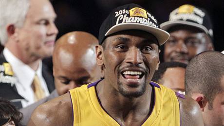 Ron Artest z LA Lakers slaví triumf v NBA 