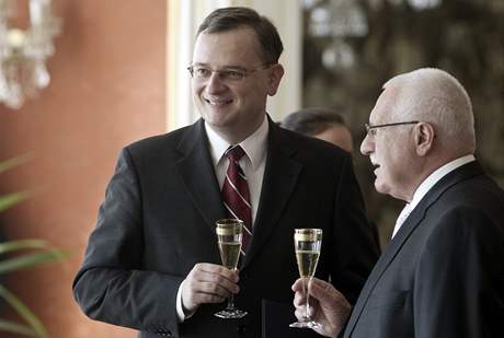 erstv jmenovaný premiér Petr Neas si pipíjí s prezidentem Václav Klausem. (28. ervna 2010)