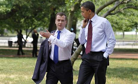 Ruský prezident Dmitrij Medvedv (vlevo) na návtv u americké hlavy státu Baracka Obamy (24. erven 2010)