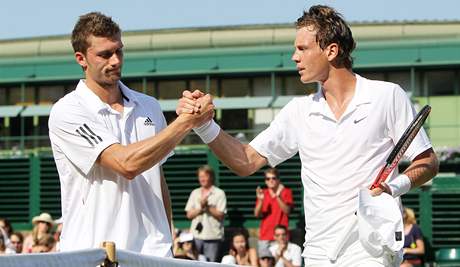 Daniel Brands (vlevo) gratuluje Tomi Berdychovi k postupu do tvrtfinle Wimbledonu