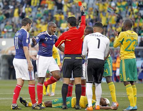 Francouzsk tonk Djibril Cisse zu, nebo kolumbijsk rozhod Oscar Ruiz  ukazuje  Francouzovi Yoannu Gourcuffovi ervenou kartu v utkn s Jin Afrikou; 22. ervna 2010 