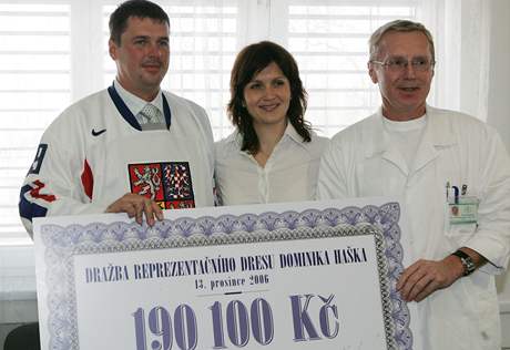 Masarykv onkologick stav. Dres hokejovho branke Dominika Haka, draba. Vydraitel Petr iko, manelka Dominika Haka Alena Hakov a editel stavu Rostislav Vizula, Brno 2006