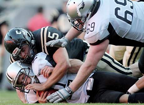 JEN HEZKY LE. Panthers (v erných dresech) narazí znovu ve finále eské ligy na Black Hawks.