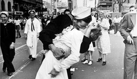 Americký námoník líbá zdravotní sestru na Times Square v New Yorku poté, co...