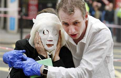 Paul Dadge pomáhá jedné z obtí bombových útok v Londýn. (7. ervence 2005)