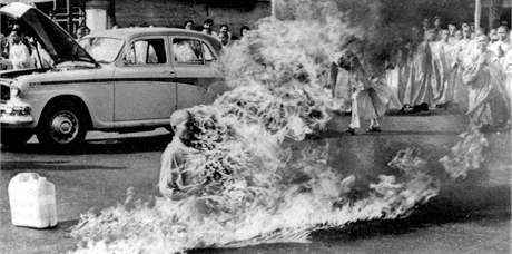Upálení vietnamského budhistického mnicha na ulici v Saigonu (11. ervna 1963)