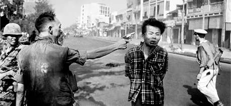 Jihovietnamský generál Nguyen Ngoc Loan stílí na ulici v Saigonu do hlavy údajného dstojníka Vietkongu Nguyen Van Lema, známého jako Bay Lop. (1. února 1968)