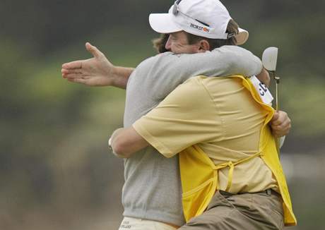 Vtz US Open 2010 Graeme McDowell a jeho caddie Ken Comboy.