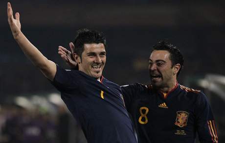 GÓL. panlský stelec Villa (vlevo) a Xavi se radují z gólu.