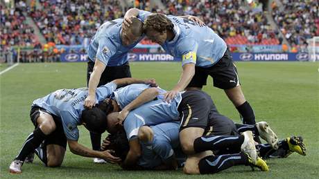 URUGUAYSK RADOST. Fotbalist Uruguaye se raduj ze vstelenho glu.
