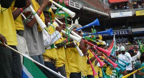 Fotbaloví fanouci s vuvuzelami