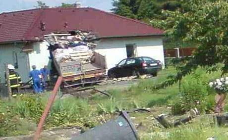 Nehoda kamionu v Zásmukách na Kolínsku (24. 6. 2010)
