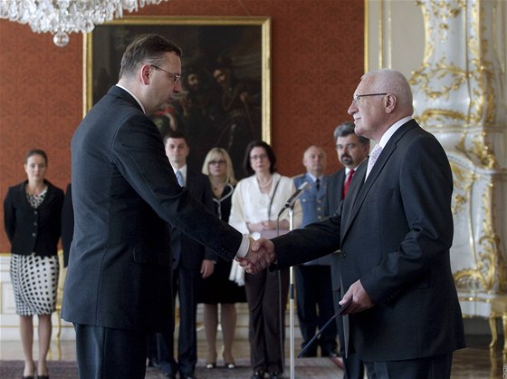 Václav Klaus jmenuje Petra Nease premiérem. (28. ervna 2010)