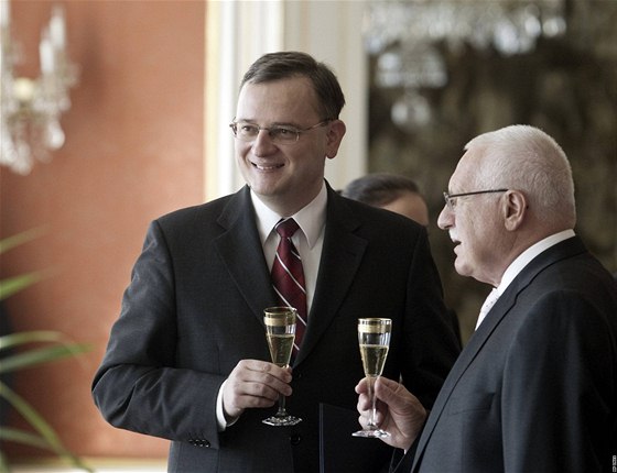 erstv jmenovaný premiér Petr Neas si pipíjí s prezidentem Václav Klausem. (28. ervna 2010)