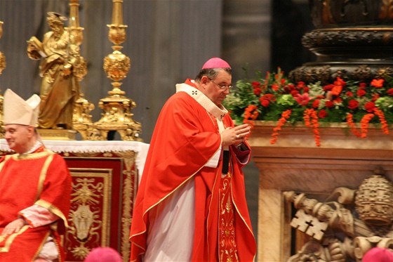 Dominik Duka krátce poté, co pevzal od papee Benedikta XVI. palium, odznak arcibiskup-metropolit.