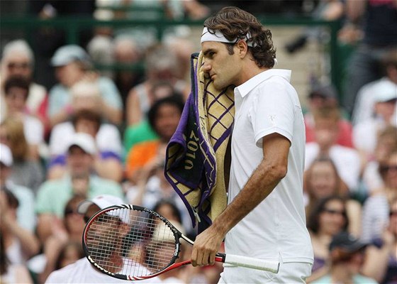 výcarský tenista Roger Federer byl v prvním kole Wimbledonu blízko blamái, Kolumbijce Fallu nakonec pemohl v pti setech