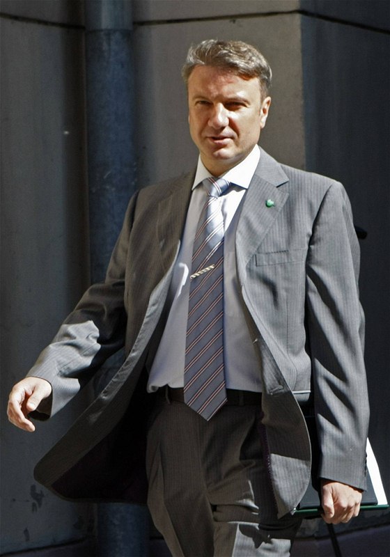 Nkdejí ministr hospodáského rozvoje a souasný banké German Gref odchází od moskevského soudu (21. ervna 2010)