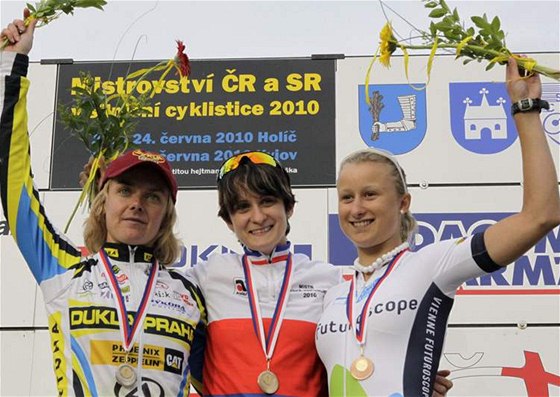 Martina Sáblíková (uprosted) se raduje z titulu mistryn R v silniní asovce. Vlevo stíbrná Martina Riková, vpravo tetí Gabriela Slámová