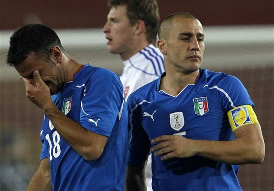 Italský kapitán Fabio Cannavaro (vpravo) a  Fabio Quagliarella proívají bezmoc, jejich tým na MS koní