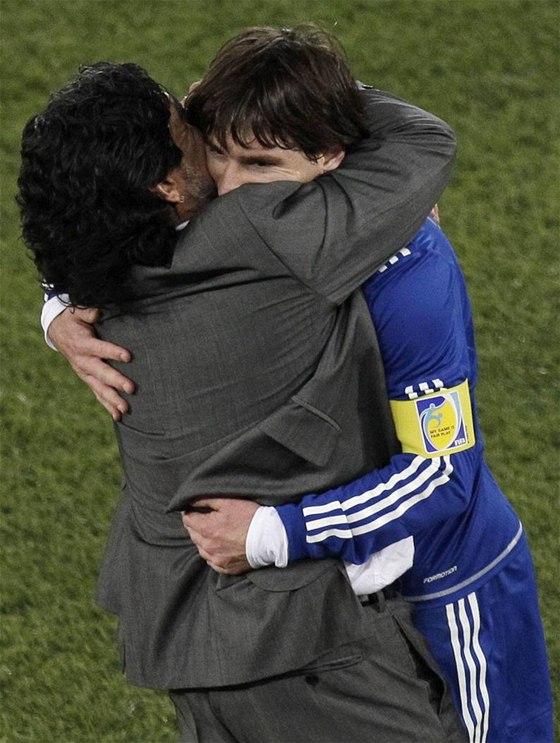 JDEME DÁL! Trenér Diego Maradona objímá svého slavného svence Lionela Messiho (vpravo)  po tetí výhe ve skupin a postupu do osmifinále.