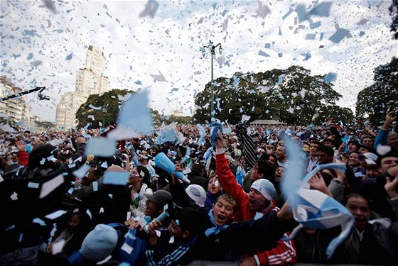 OSLAVY V BUENOS AIRES. Postup Argentiny slavily v Jiní Americe davy lidí.